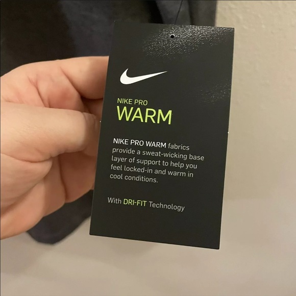 Women’s XXL Nike Pro Warm NWT long sleeve originally $75 almost 70% for $25!!!! - Picture 10 of 11